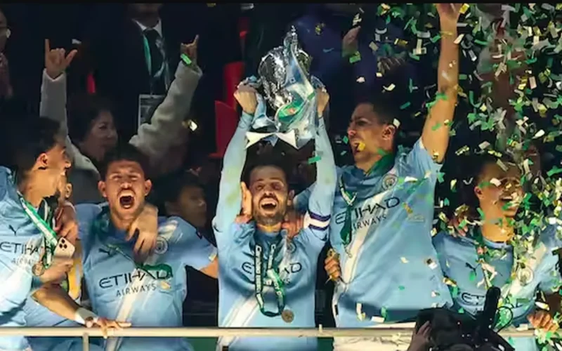 مانشستر سيتي يتوج بكأس الدوري الإنجليزي بعد استقبال أرسنال هدفين في شباكه